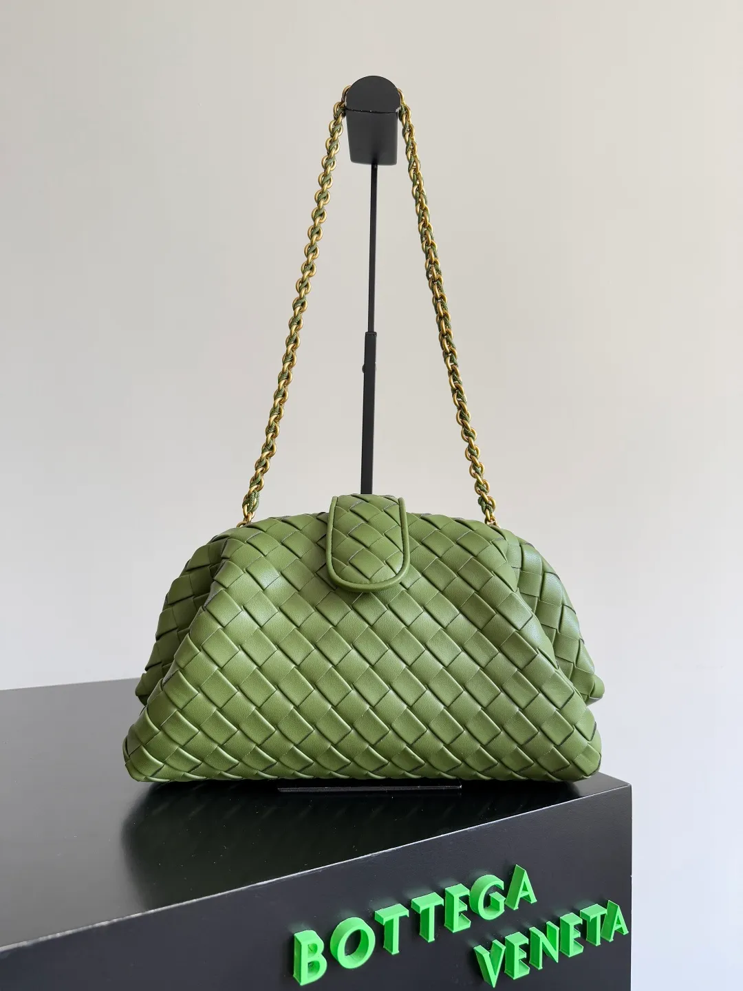 Batch 2260 BOTTEGA VENETA Lady's LAUREN CLUTCH Chain Clutch was inspired by 40 years ago. It is a perfect fusion of classic and modern bags. It is effortless and fashionable for any occasion and at any time. The newly added detachable metal chain allows people to have more ways to carry it. It is grand and elegant. Style No.: 785807 Size: 31.5*16.5*11cm